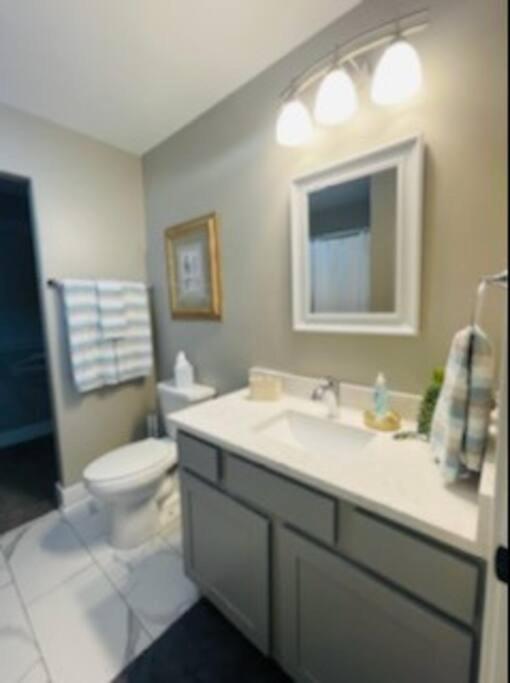 Modern 3-bedroom condo with gas fireplace